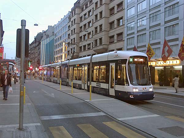 Fünfbälgige Tram in Rue Lausanne